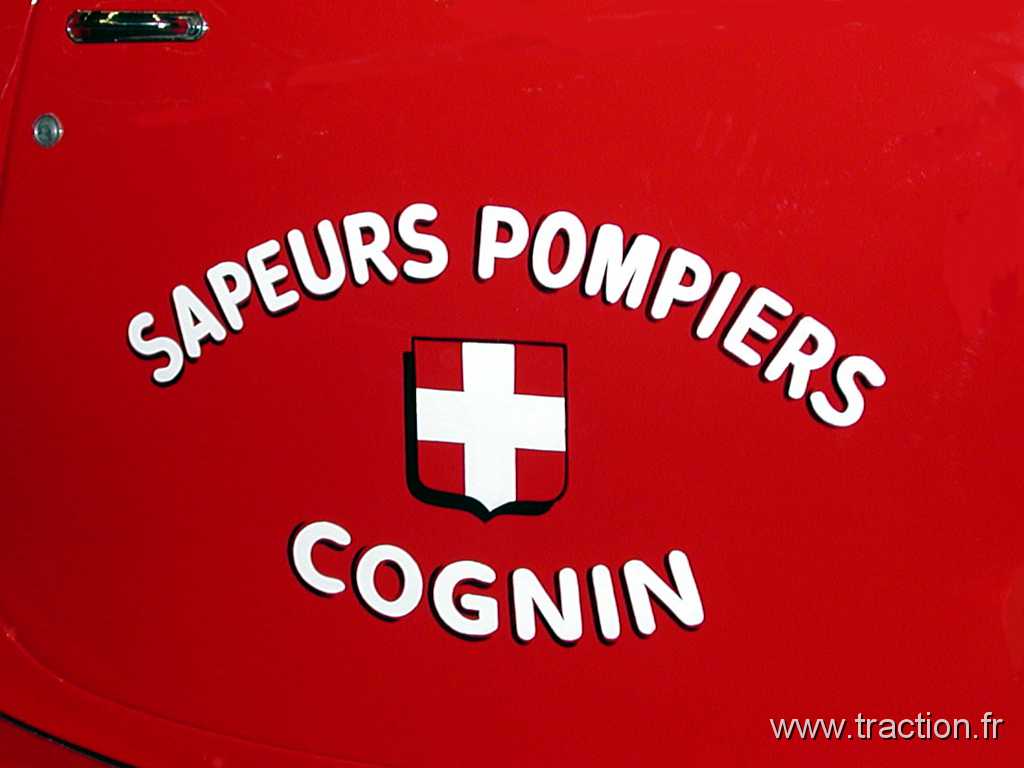 2002-10-27 Lyon 024.jpg - 27/10/2002 - 69000 LYON 24me Salon POQU'AUTO - Hall 01Muse des Sapeurs Pompiers de LyonPEUGEOT 402 - 1936 - Sapeurs Pompiers de COGNIN (73160)